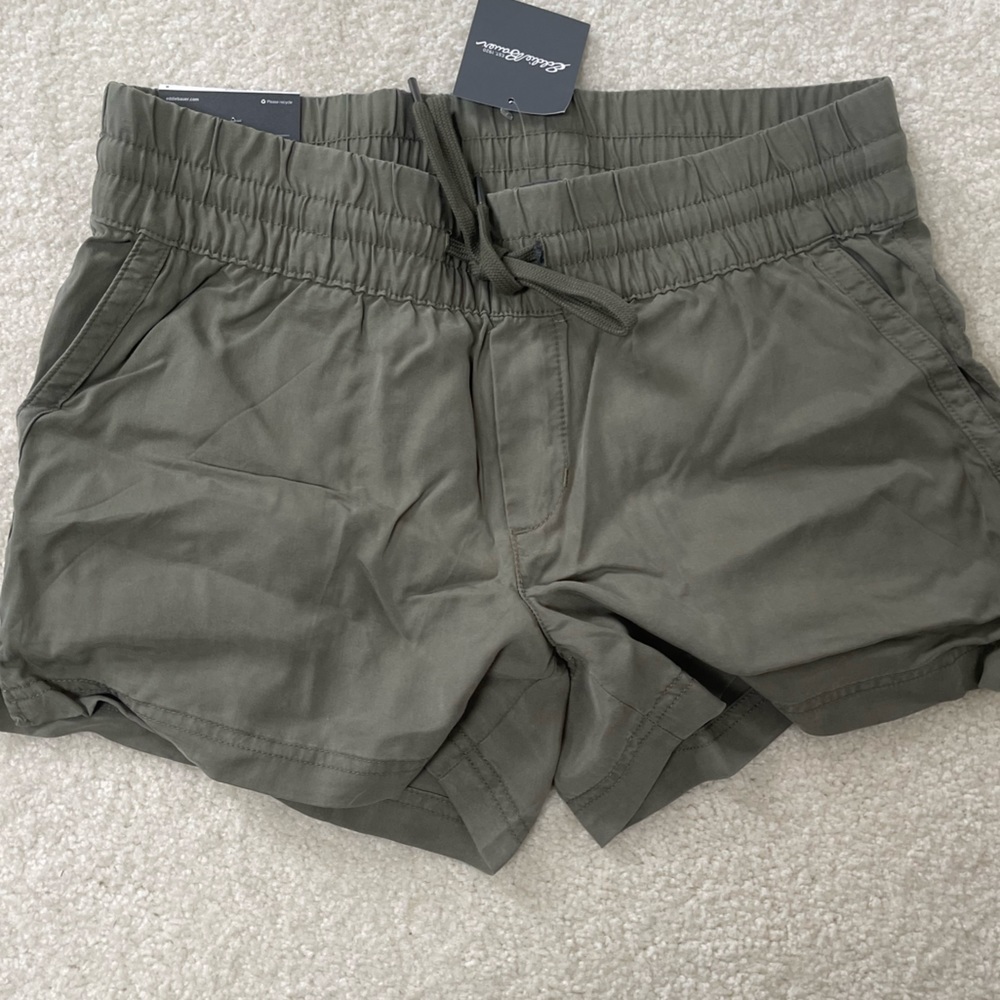 NWT Eddie Bauer Sz 6 shorts.  Olive /spring green